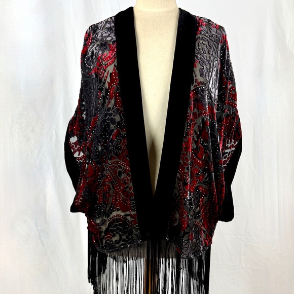 Chicos Red Black Cut Velvet Cape S/M Shawl Deco Kimono Long Fringe Excellent - Picture 1 of 11